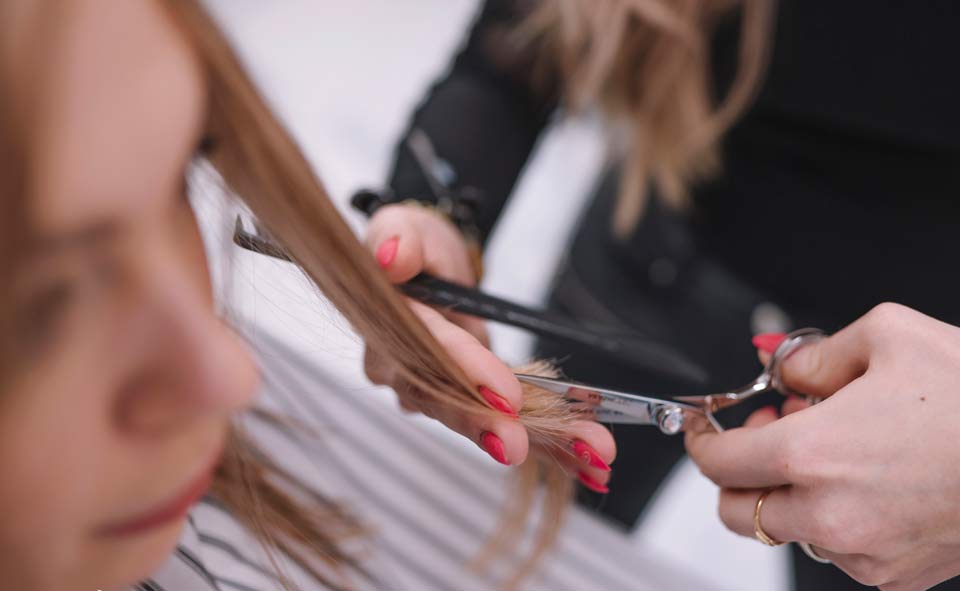 styliste coupe pointes de cheveux